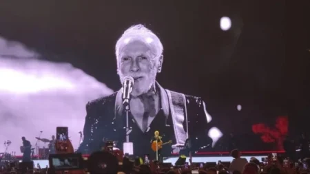Veliki povratak Dine Merlina na Koševo: Prvi koncert počeo uz ovacije i hit Da šutiš Veliki povratak Dine Merlina na Koševo: Prvi koncert počeo uz ovacije i hit Da šutiš