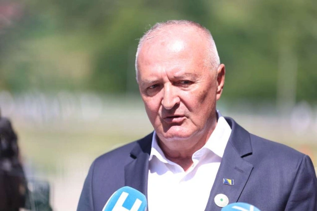 Helez čestitao specijalcima MUP-a SBK: Institucije BiH postoje, niko ne može zaobići pravila Helez čestitao specijalcima MUP-a SBK: Institucije BiH postoje, niko ne može zaobići pravila