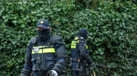 Osumnjičeni uhapšen nakon što su dvije osobe povrijeđene u nasumičnom ubodu nožem u Holandiji Osumnjičeni uhapšen nakon što su dvije osobe povrijeđene u nasumičnom ubodu nožem u Holandiji