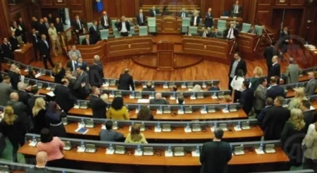 Haos u Skupštini Kosova: Kurtija gađali jajima, sjednica prekinuta