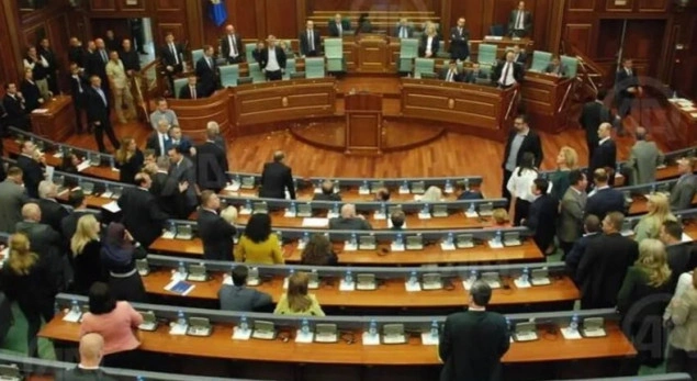 Haos u Skupštini Kosova: Kurtija gađali jajima, sjednica prekinuta Haos u Skupštini Kosova: Kurtija gađali jajima, sjednica prekinuta