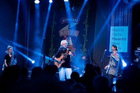 Završena gitarijada Na putu za jug: Tuzlanski bend Matori nek sjednu osvojio glavnu nagradu Završena gitarijada Na putu za jug: Tuzlanski bend Matori nek sjednu osvojio glavnu nagradu