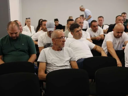 Postignut dogovor o daljnjim koracima za rješavanje statusa otpuštenih radnika Komunalnog Postignut dogovor o daljnjim koracima za rješavanje statusa otpuštenih radnika Komunalnog