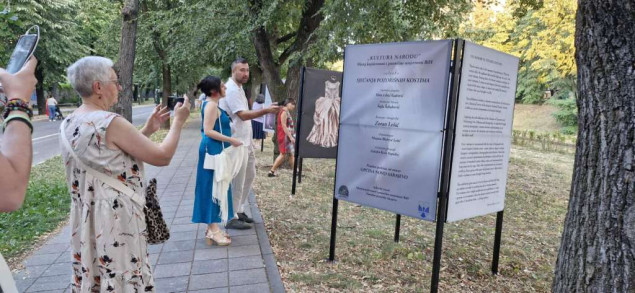 Izložba Sjećanja pozorišnih kostima otvorena na Vilsonovom šetalištu u Sarajevu Izložba Sjećanja pozorišnih kostima otvorena na Vilsonovom šetalištu u Sarajevu