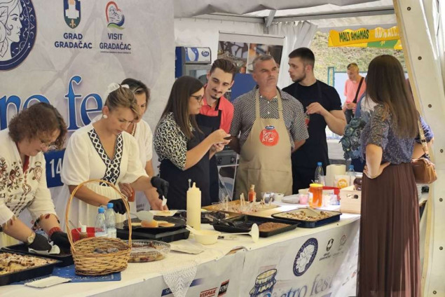 Završеn prvi Gradačački gastrofestival: „Grad-Art najbolji u pripremi slastica od šljive Završеn prvi Gradačački gastrofestival: „Grad-Art najbolji u pripremi slastica od šljive
