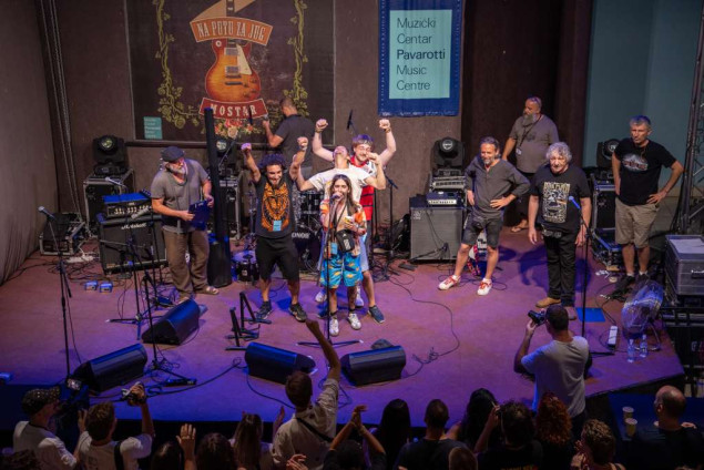 Tuzlanski bend „Matori nek sjednu pobjednik 12. gitarijade „Na putu za jug u Mostaru Tuzlanski bend „Matori nek sjednu pobjednik 12. gitarijade „Na putu za jug u Mostaru