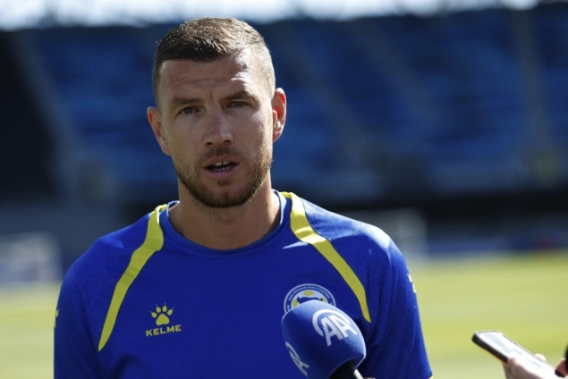 Edin Džeko potpisao novi ugovor sa Schalkeom i zadržao dres s brojem 10 Edin Džeko potpisao novi ugovor sa Schalkeom i zadržao dres s brojem 10
