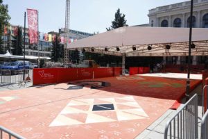 Ispred Narodnog pozorišta postavljen crveni tepih uoči skorog otvaranja Sarajevo Film Festivala