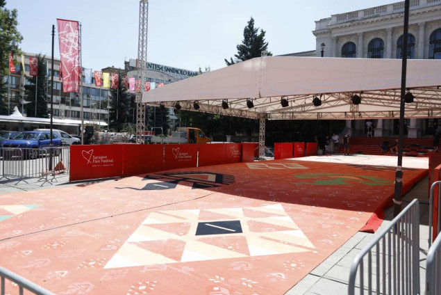 Ispred Narodnog pozorišta postavljen crveni tepih uoči skorog otvaranja Sarajevo Film Festivala Ispred Narodnog pozorišta postavljen crveni tepih uoči skorog otvaranja Sarajevo Film Festivala