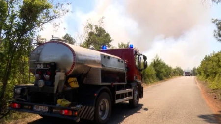 Požar kod Konjica prijeti kućama i pruzi, očekuje se angažman helikoptera OSBiH Požar kod Konjica prijeti kućama i pruzi, očekuje se angažman helikoptera OSBiH