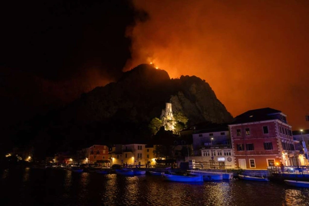 Veliki razmjeri požara kod Omiša: Izgorjelo 106 vozila i 28 kuća Veliki razmjeri požara kod Omiša: Izgorjelo 106 vozila i 28 kuća