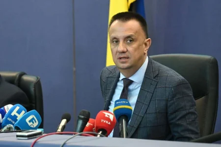 Ministar Lakić: Vlasnik je odbio rješenja Vlade, ali radnici Željezare nisu ostavljeni Ministar Lakić: Vlasnik je odbio rješenja Vlade, ali radnici Željezare nisu ostavljeni