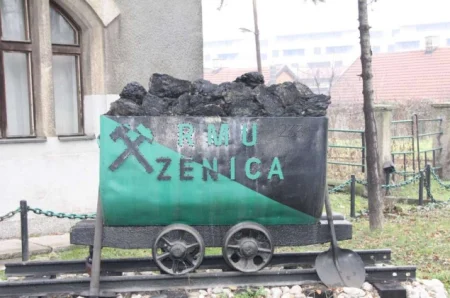 Zenički rudari šestu noć u jami Raspotočje: Traže garancije i termin isplate plaća Zenički rudari šestu noć u jami Raspotočje: Traže garancije i termin isplate plaća