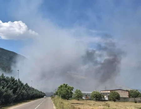 Požar na deponiji Uborak i dalje aktivan, na terenu vatrogasci Požar na deponiji Uborak i dalje aktivan, na terenu vatrogasci