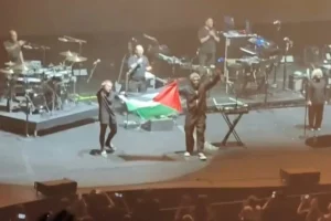 Singapur zabranio ulazak članovima benda Massive Attack nakon isticanja palestinske zastave na koncertu