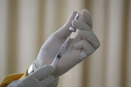 FDA odobrila prvu mRNA vakcinu protiv sezonske gripe za starije od 50 godina FDA odobrila prvu mRNA vakcinu protiv sezonske gripe za starije od 50 godina