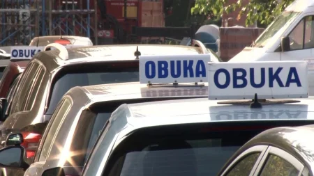 Protest u Tuzli: Više od 300 kandidata čeka vozačke ispite zbog novog sistema Protest u Tuzli: Više od 300 kandidata čeka vozačke ispite zbog novog sistema