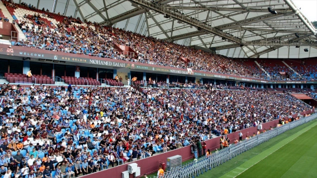 Hiljade ljudi prisustvovalo ceremoniji potpisivanja ugovora Mohameda Salaha na stadionu Papara Park u Trabzonsporu