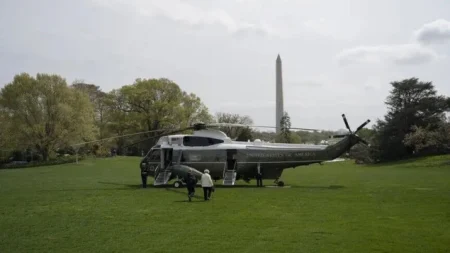 Američka agencija za avijaciju kaže da je preliminarni pregled otkrio kratak gubitak razdvajanja koji uključuje Marine One, komercijalni let