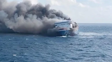 Požar na trajektu u Indoneziji, najmanje petero poginulih Požar na trajektu u Indoneziji, najmanje petero poginulih
