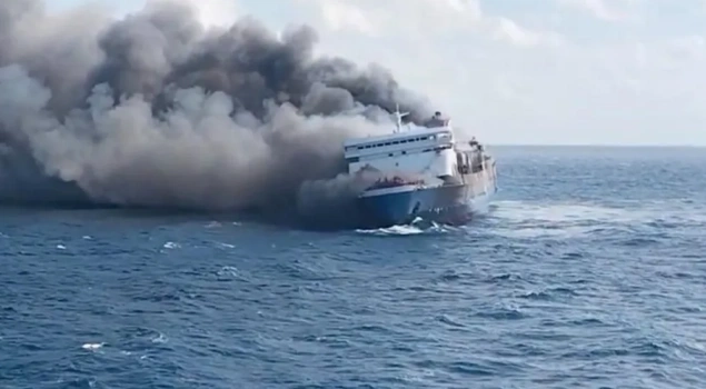 Požar na trajektu u Indoneziji, najmanje petero poginulih Požar na trajektu u Indoneziji, najmanje petero poginulih