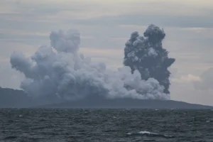 Vulkanski pepeo i dalje ometa avionski saobraćaj u Indoneziji, hiljade putnika zaglavljene