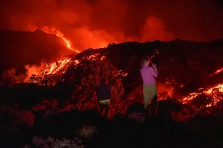Etna izbacila oblak pepela visok četiri kilometra, izdato najviše upozorenje za avijaciju