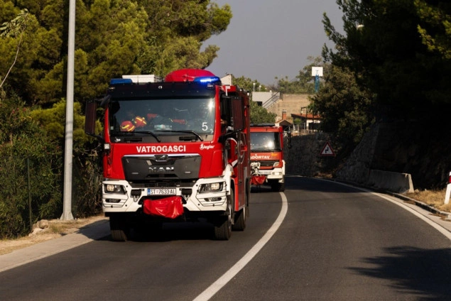 Požar na Braču: Vatrogasci odbranili kuće, izmješteno 227 osoba Požar na Braču: Vatrogasci odbranili kuće, izmješteno 227 osoba