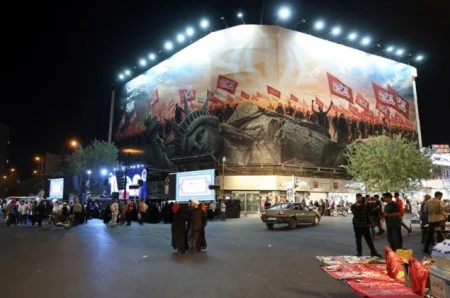 Iran tvrdi da je balističkim raketama pogodio američki nosač aviona i razarač Iran tvrdi da je balističkim raketama pogodio američki nosač aviona i razarač