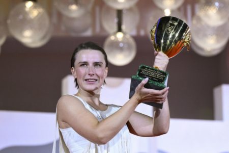 Venecijanska pobjednica za najbolju glumicu uoči nagrade morala na biro za zapošljavanje Venecijanska pobjednica za najbolju glumicu uoči nagrade morala na biro za zapošljavanje