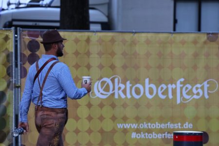 Oktoberfest otvoren uz juriš posjetilaca na najbolje stolove u pivskim šatorima