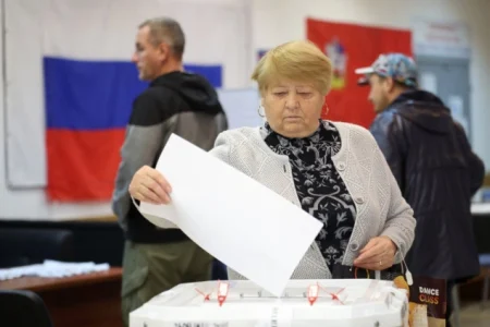 Kibernetički napadi na izborni sistem obilježili drugi dan izbora u Rusiji, izlaznost 44,38 posto Kibernetički napadi na izborni sistem obilježili drugi dan izbora u Rusiji, izlaznost 44,38 posto