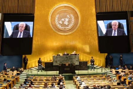 Abbas pozvao Trumpa da ispuni obećanja o sprečavanju raseljavanja Palestinaca i aneksije Abbas pozvao Trumpa da ispuni obećanja o sprečavanju raseljavanja Palestinaca i aneksije