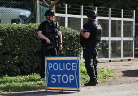 Petorica uhapšenih kod baze RAF su britanski državljani Petorica uhapšenih kod baze RAF su britanski državljani