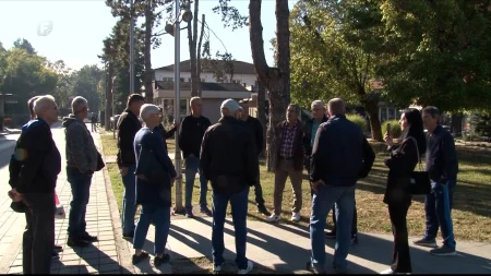 Bivši radnici koksare protestuju ispred Gradske uprave Lukavac: Traže hitnu isplatu potraživanja Bivši radnici koksare protestuju ispred Gradske uprave Lukavac: Traže hitnu isplatu potraživanja