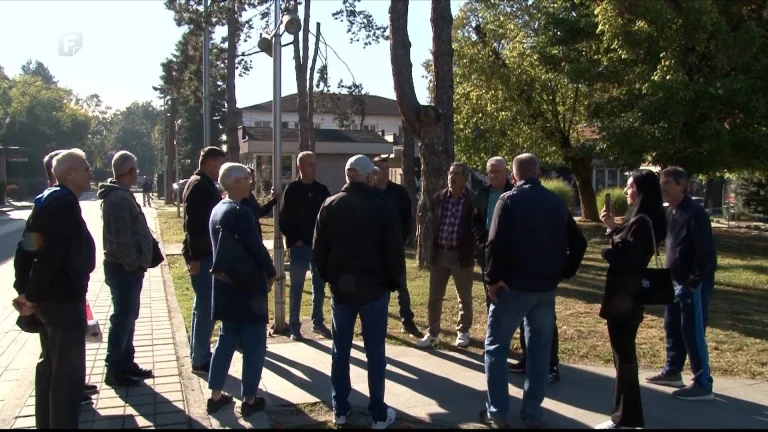 Bivši radnici koksare protestuju ispred Gradske uprave Lukavac: Traže hitnu isplatu potraživanja Bivši radnici koksare protestuju ispred Gradske uprave Lukavac: Traže hitnu isplatu potraživanja