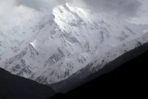 Deset alpinista nestalo nakon što je lavina pogodila bazni kamp na Himalajima