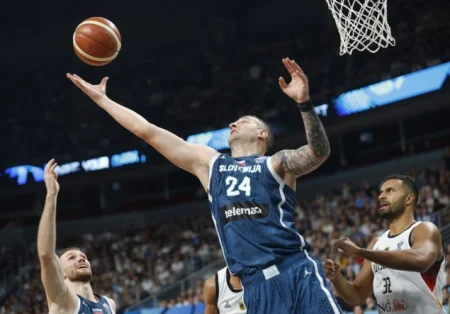 Tuzlak Alen Omić novi košarkaš Spartaka Tuzlak Alen Omić novi košarkaš Spartaka