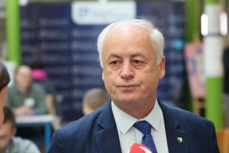 Arnautović: Naše državljane koji glasaju izvan BiH država mora registrirati za glasanje po automatizmu Arnautović: Naše državljane koji glasaju izvan BiH država mora registrirati za glasanje po automatizmu