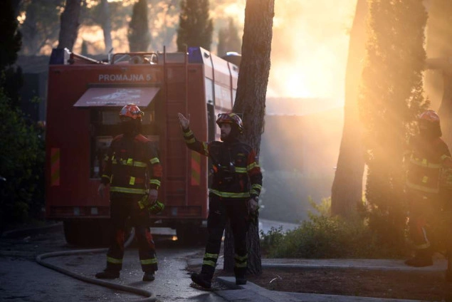 Požar na Braču: Situacija bolja nego ranije, dužina požarišta gotovo 40 kilometara Požar na Braču: Situacija bolja nego ranije, dužina požarišta gotovo 40 kilometara
