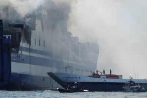 Požar na grčkom trajektu na putu za Mikonos, svih 58 osoba evakuisano