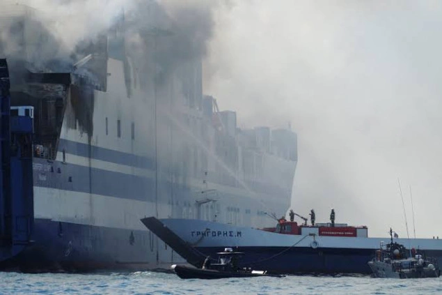 Požar na grčkom trajektu na putu za Mikonos, svih 58 osoba evakuisano Požar na grčkom trajektu na putu za Mikonos, svih 58 osoba evakuisano
