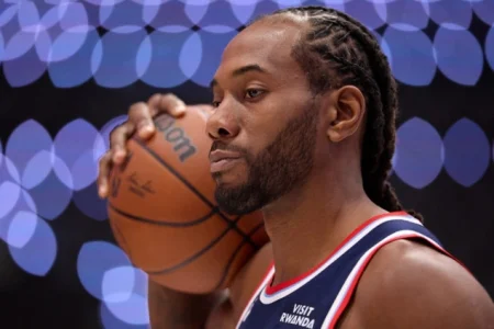 Toronto Raptorsi potpisali višegodišnje produženje ugovora sa Kawhijem Leonardom Toronto Raptorsi potpisali višegodišnje produženje ugovora sa Kawhijem Leonardom
