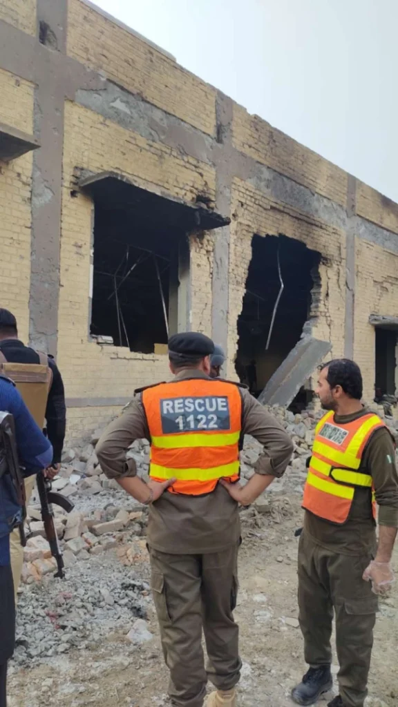 Najmanje 31 osoba poginula u samoubilačkom napadu u Pakistanu, borbe još traju Najmanje 31 osoba poginula u samoubilačkom napadu u Pakistanu, borbe još traju