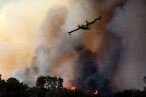 Požar na Braču i dalje aktivan; gašenje otežava jak vjetar
