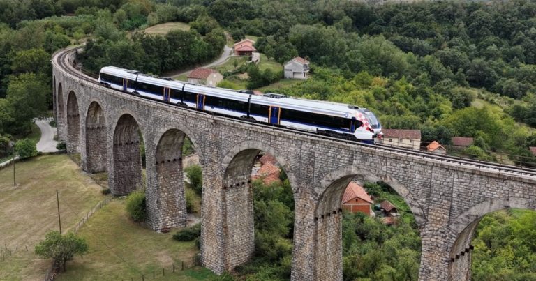 Na relaciji Split – Zagreb pušten u promet prvi Končarov hibridni vlak Na relaciji Split – Zagreb pušten u promet prvi Končarov hibridni vlak