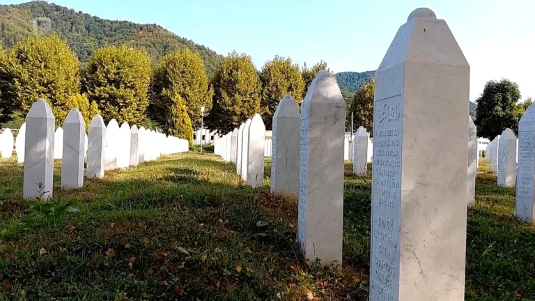 Srebreničke majke poručile: Memorijalni centar mora ostati zaštićen Srebreničke majke poručile: Memorijalni centar mora ostati zaštićen