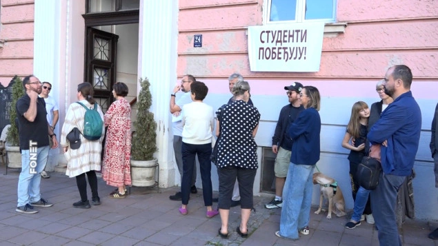 Redovi širom Srbije za studentsku listu, građani satima čekaju Redovi širom Srbije za studentsku listu, građani satima čekaju