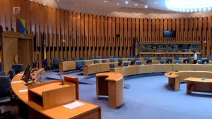 Dok građani iz dana u dan stežu kaiš, funkcioneri sebi povećali osnovicu