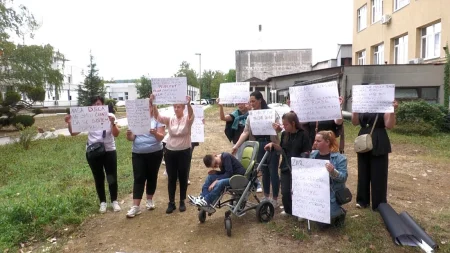 Roditelji pred UKC-om Tuzla upozorili na nedostatak specijalista: Ko će liječiti djecu?